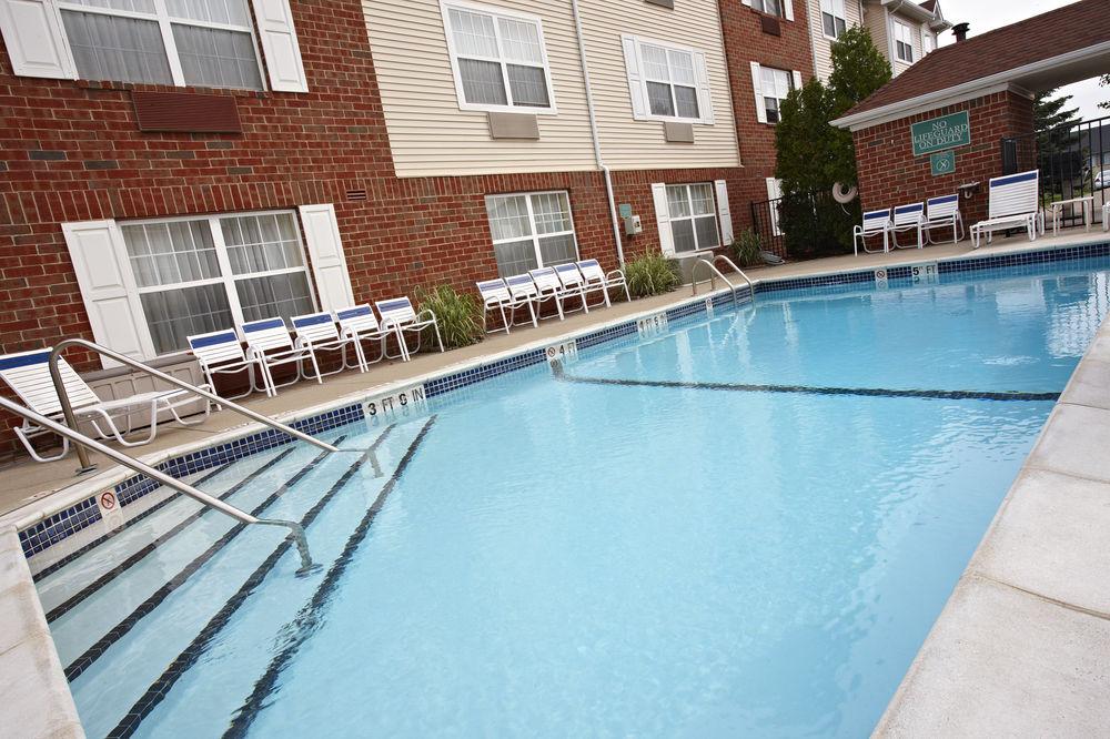 Towneplace Suites By Marriott Detroit Ливония Екстериор снимка
