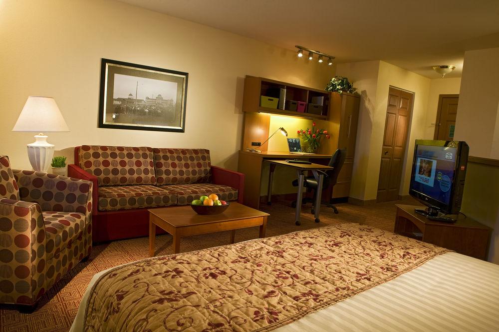 Towneplace Suites By Marriott Detroit Ливония Екстериор снимка