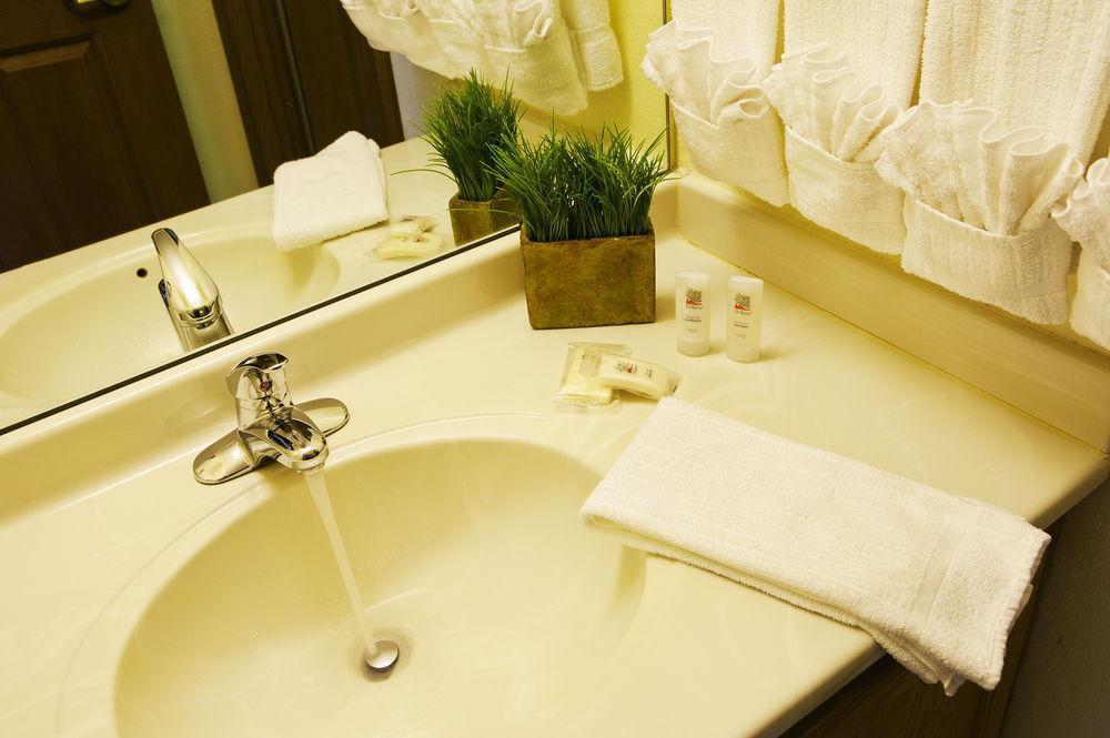 Towneplace Suites By Marriott Detroit Ливония Екстериор снимка