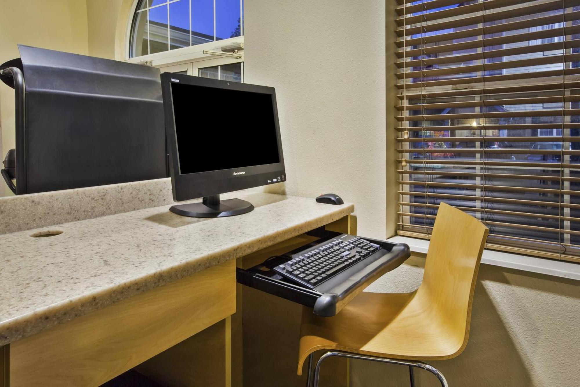 Towneplace Suites By Marriott Detroit Ливония Екстериор снимка