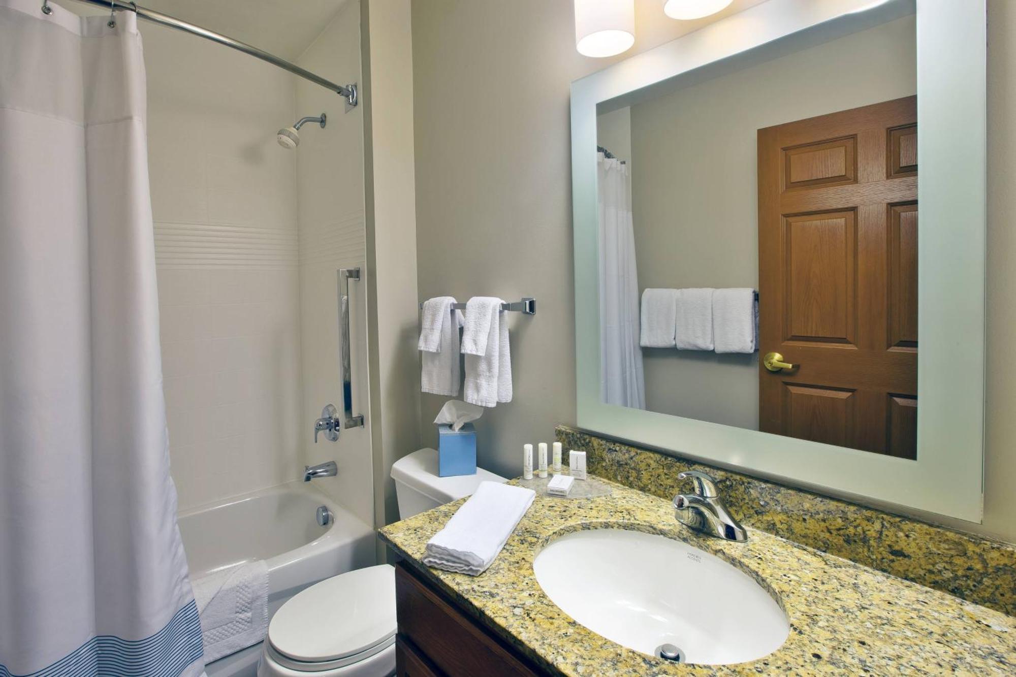 Towneplace Suites By Marriott Detroit Ливония Екстериор снимка