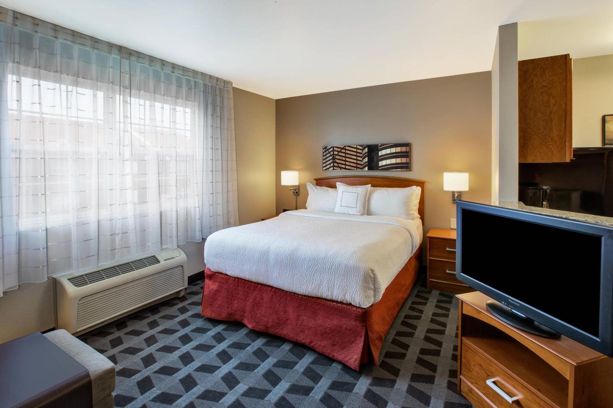 Towneplace Suites By Marriott Detroit Ливония Екстериор снимка