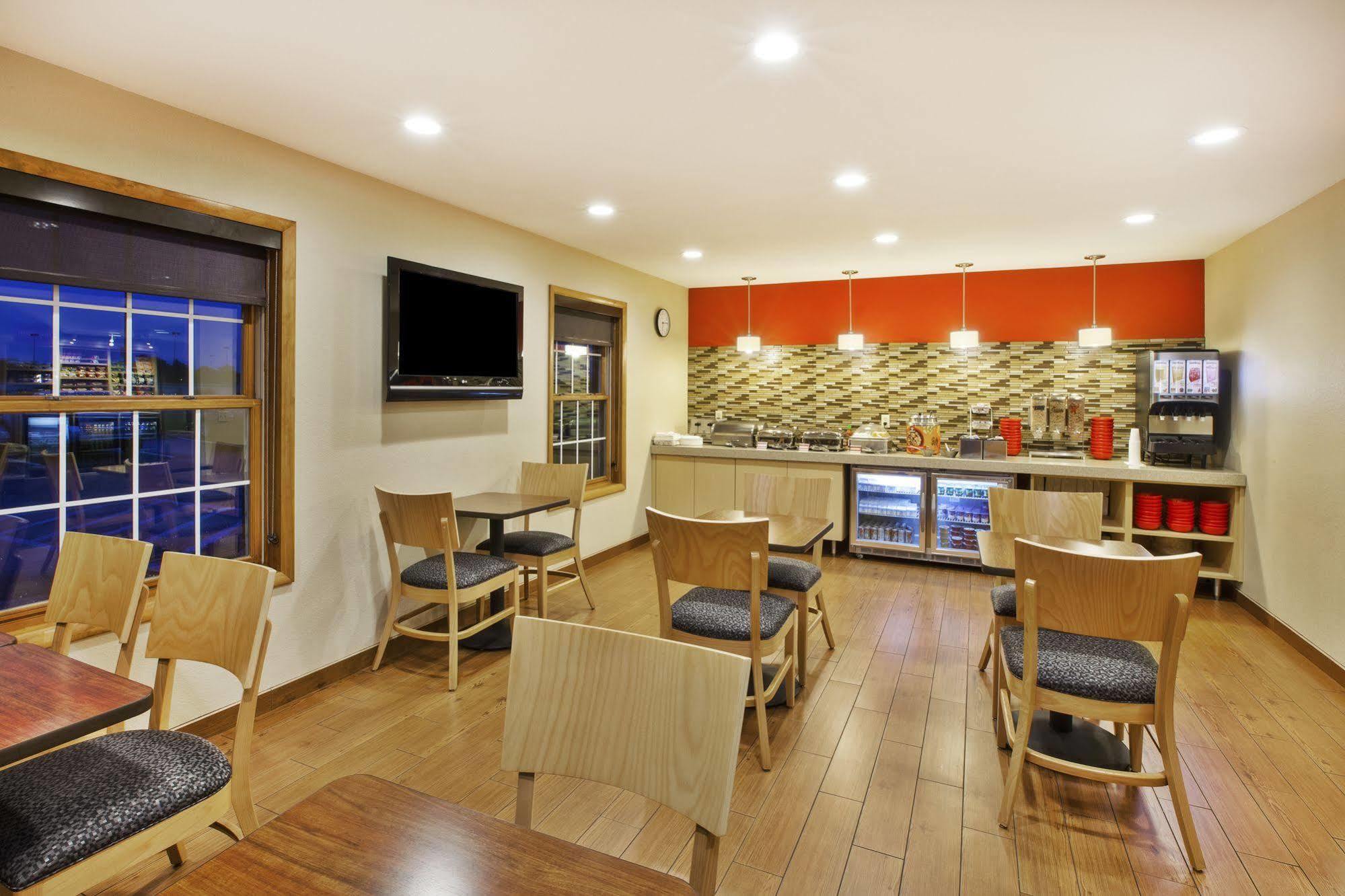 Towneplace Suites By Marriott Detroit Ливония Екстериор снимка