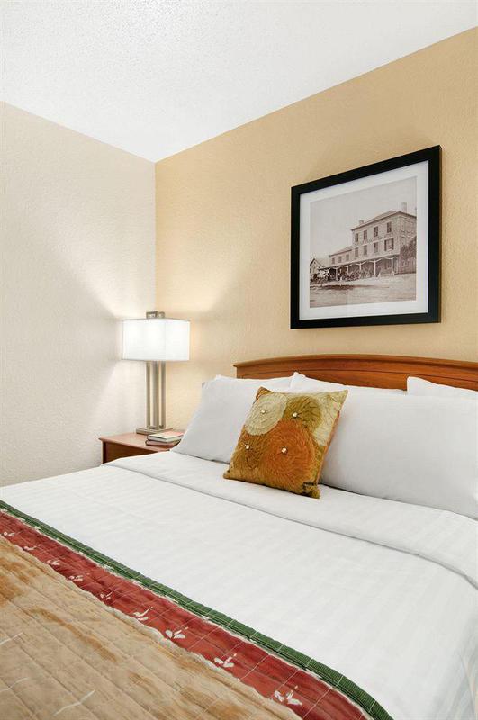 Towneplace Suites By Marriott Detroit Ливония Стая снимка